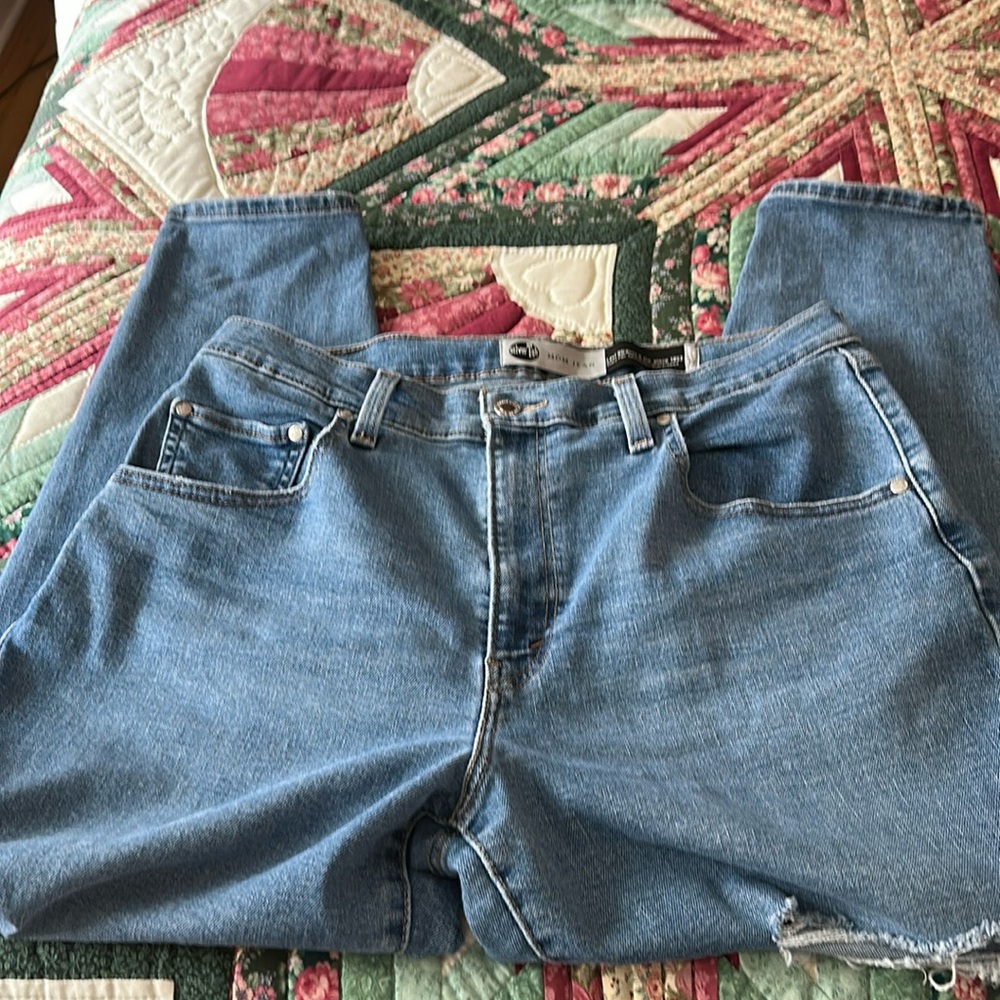 Levi High Waisted Mom Jeans